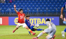 九游游戏-亚冠比赛现场气氛火爆，球迷热情高涨