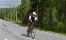 九游官网-赛道与绿茵场的双星之夜，当F1揭幕战遇见罗德里传奇