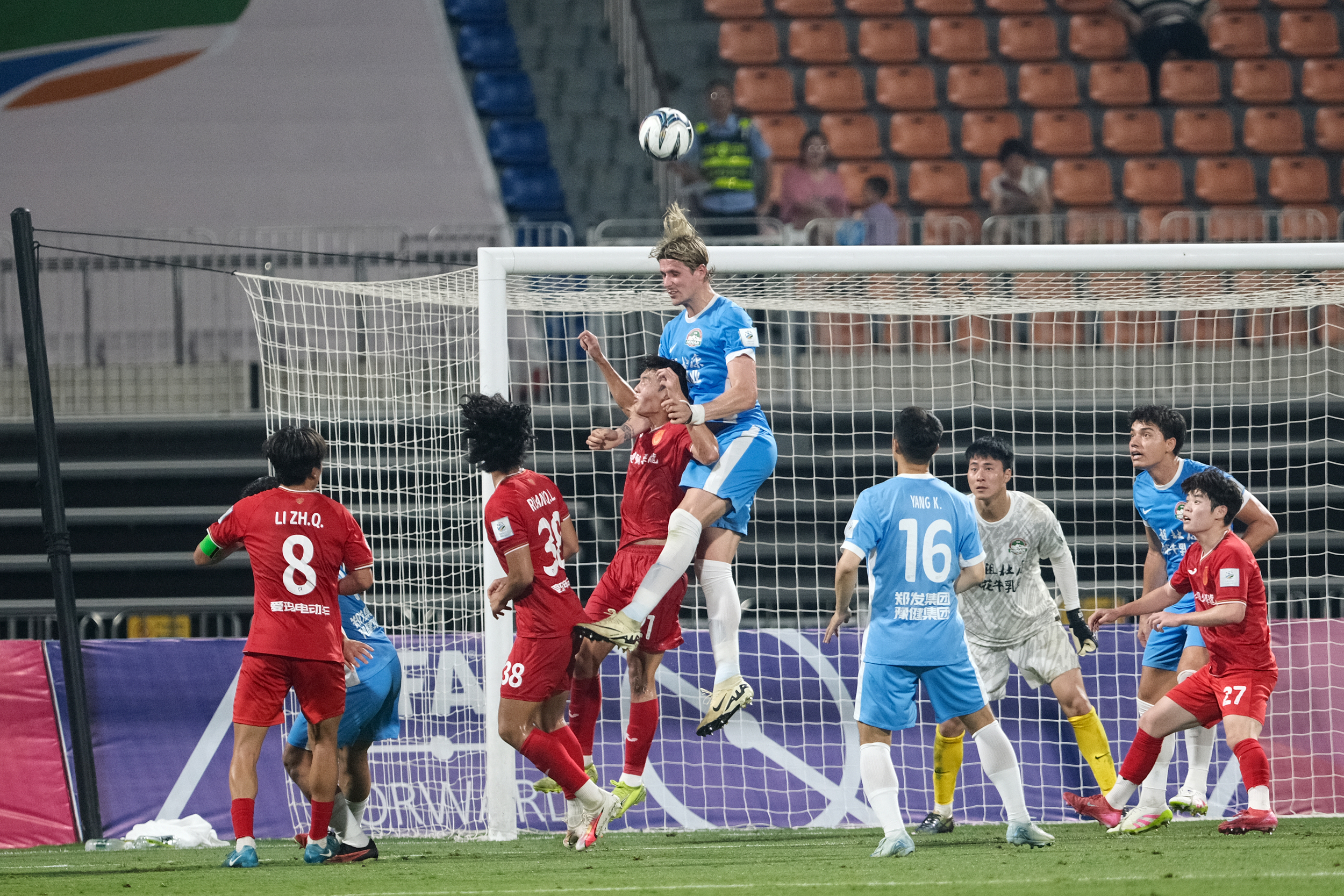 足球友谊赛轮番进行，精彩角逐引众多观众驻足的简单介绍