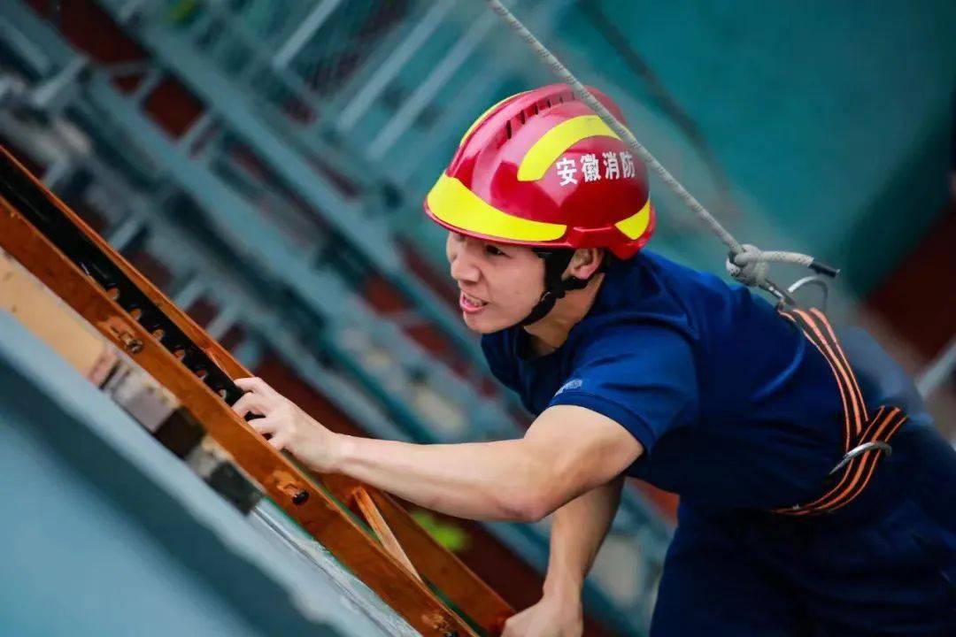 无畏攻守：足球比赛中的无畏拼搏