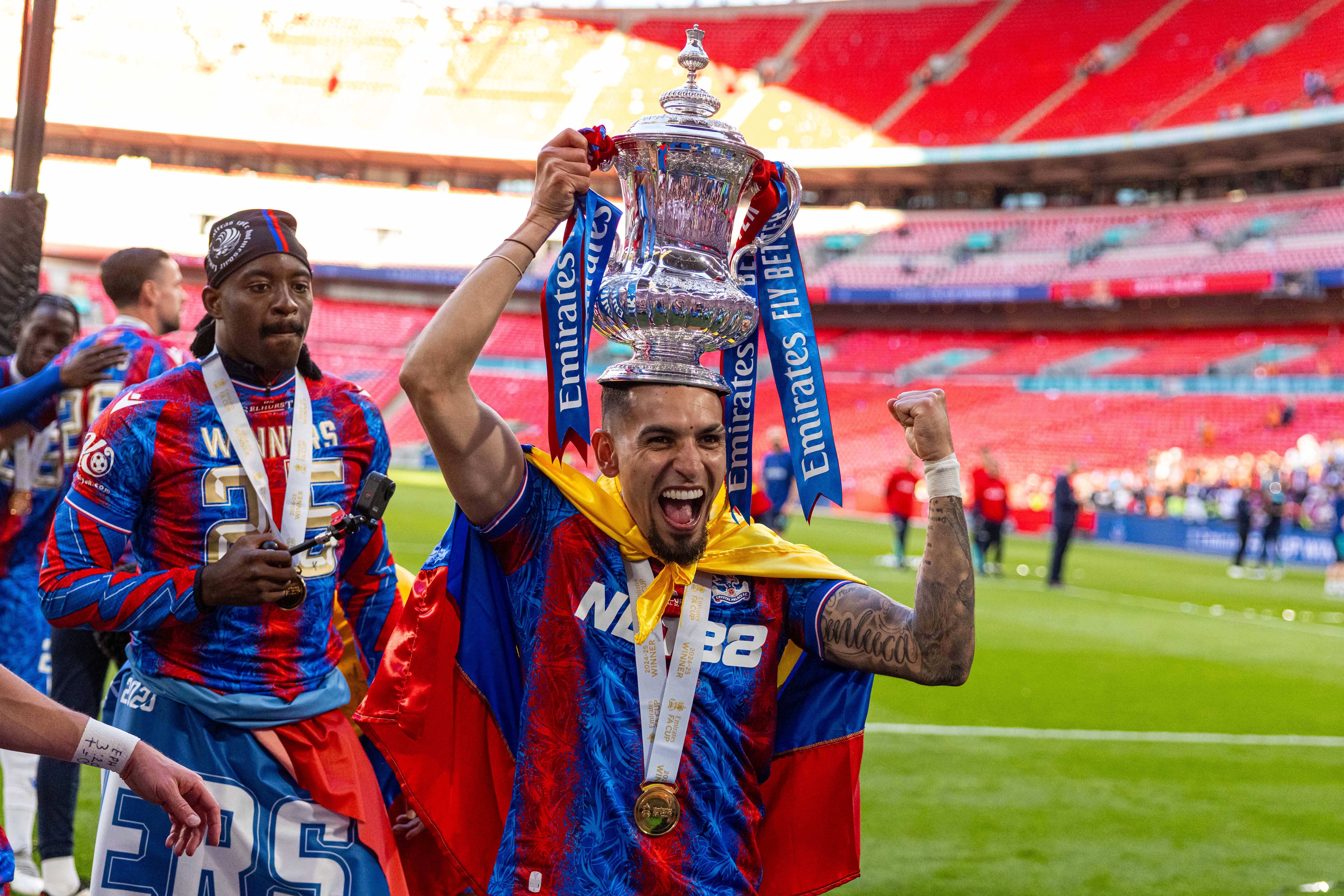 足球明星在比赛中呈现出色，球队斩获大胜