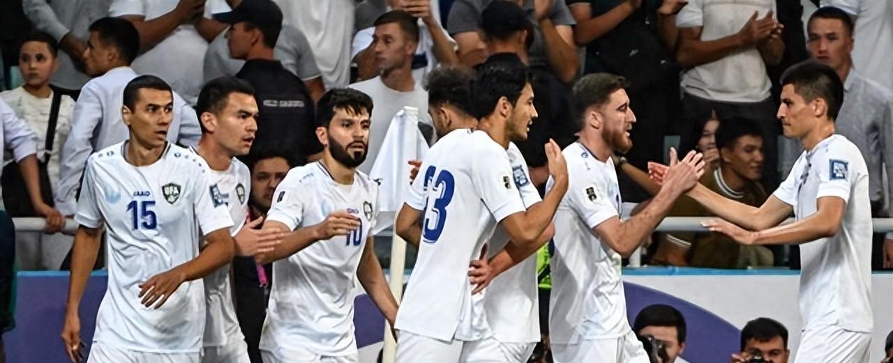 双方队伍在赛场上展开激烈角逐