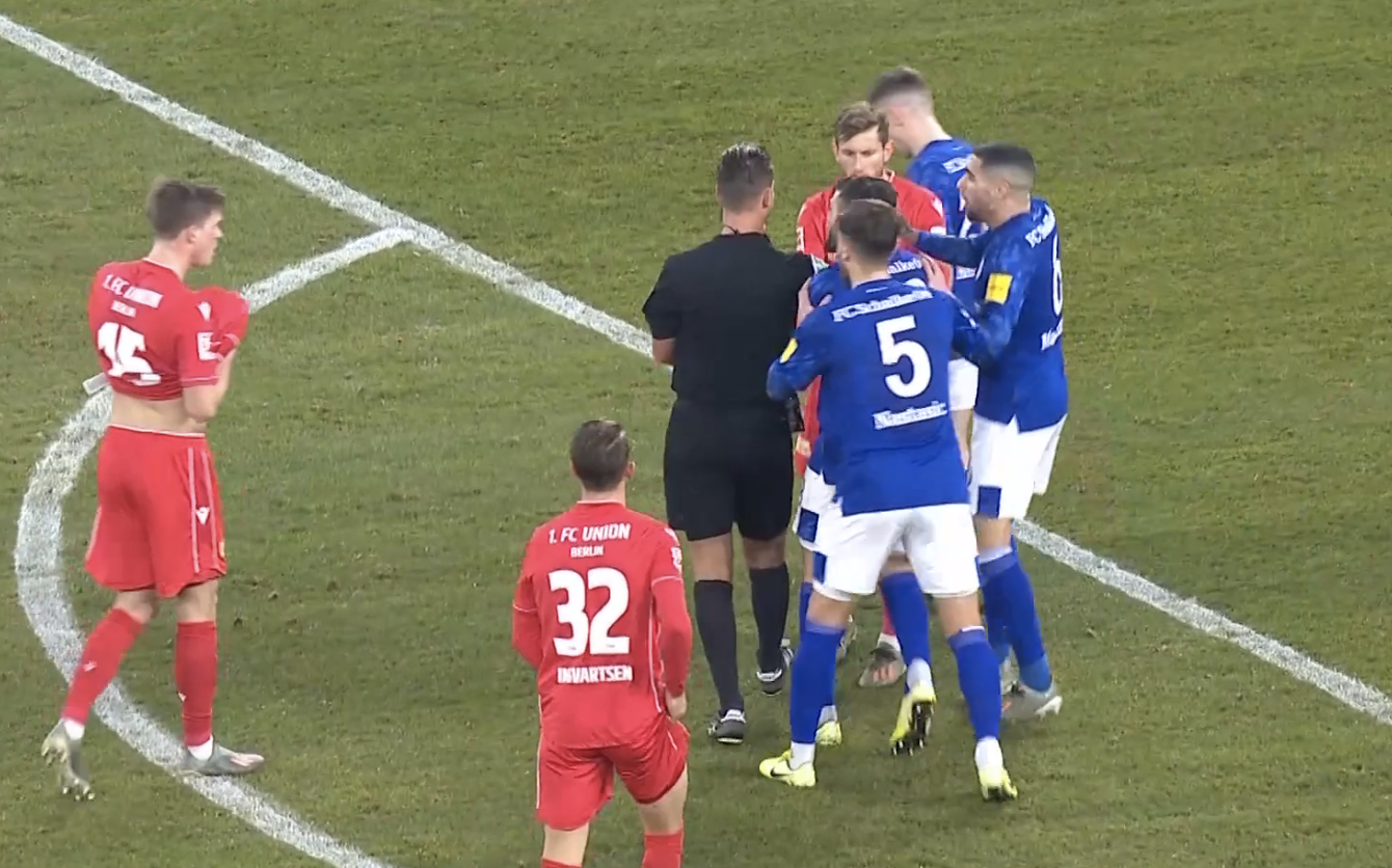 德甲卫冕冠军危在旦夕，逼近保级区的简单介绍