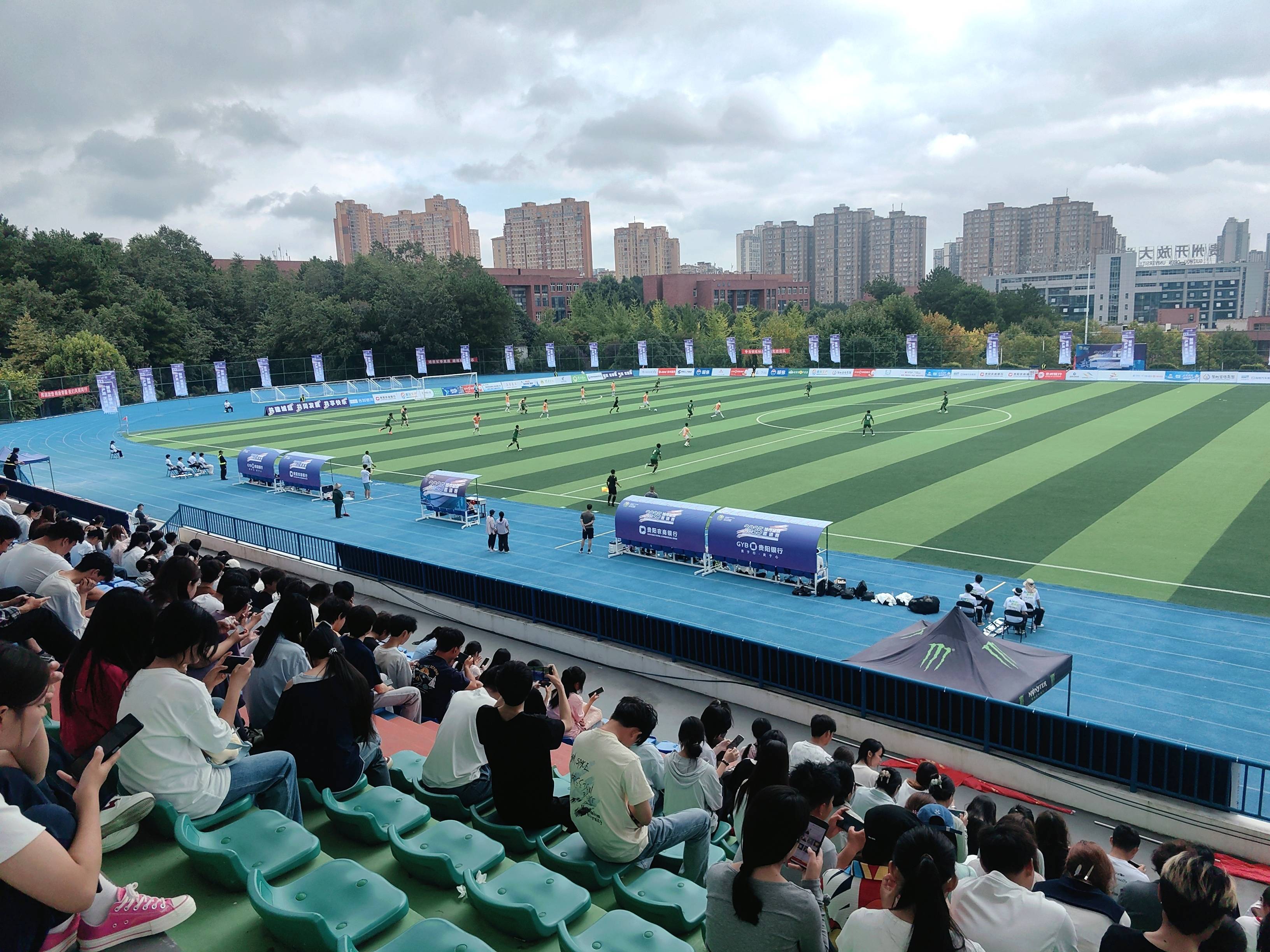 包含激烈角逐展开，球场情绪高涨，球队全力拼搏的词条