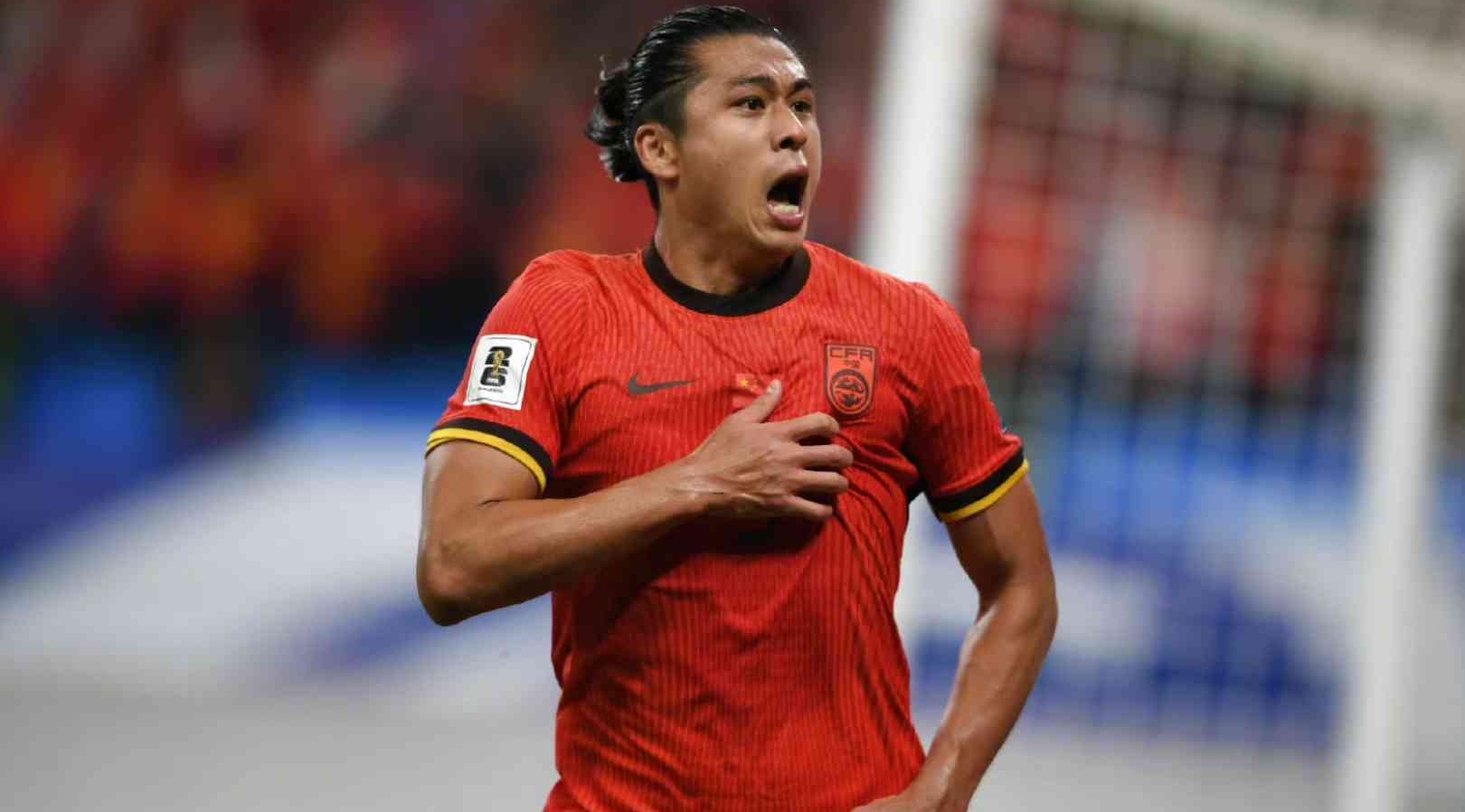 包含激烈角逐展开，球场情绪高涨，球队全力拼搏的词条