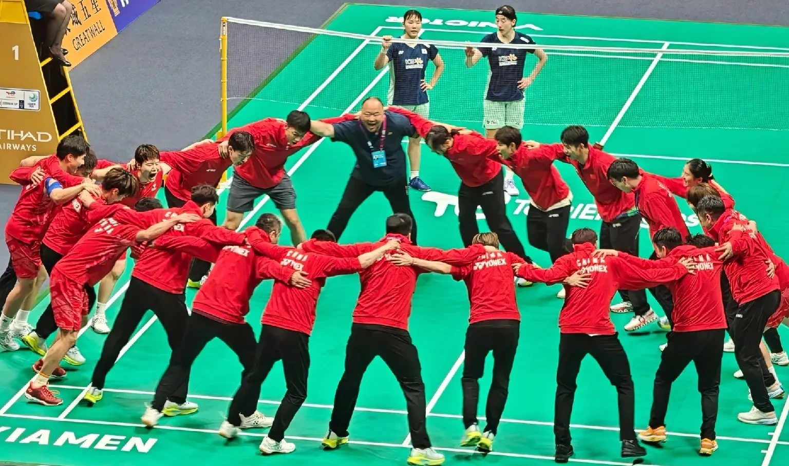 包含运动员和教练团队合作默契，共同努力取得胜利的词条