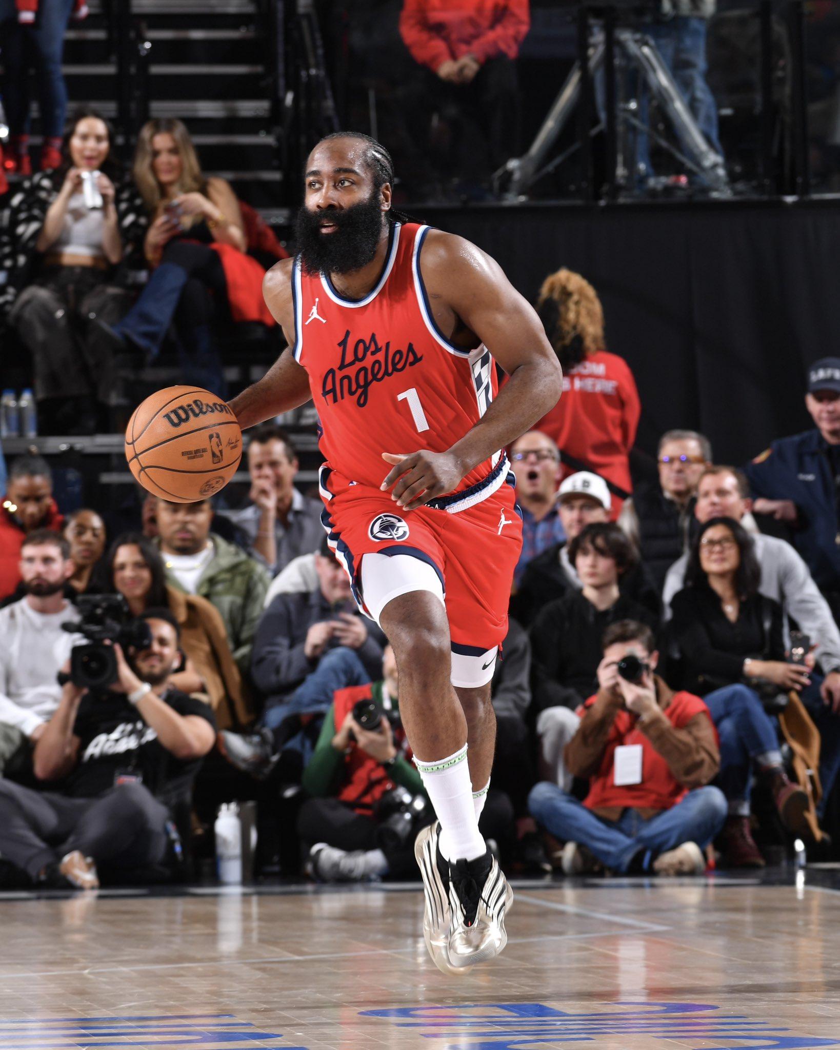 火箭队客场获胜，哈登砍下+得分的简单介绍