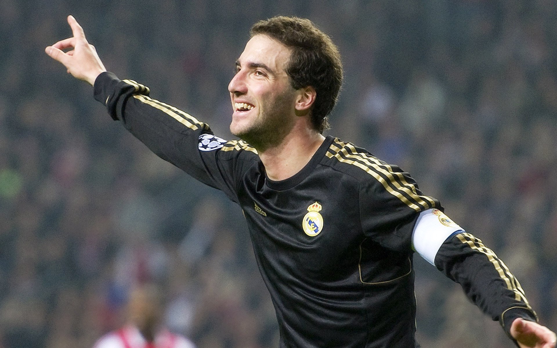 猛龙火力全开压制广厦，乔治独揽焦点演绎巨星时刻