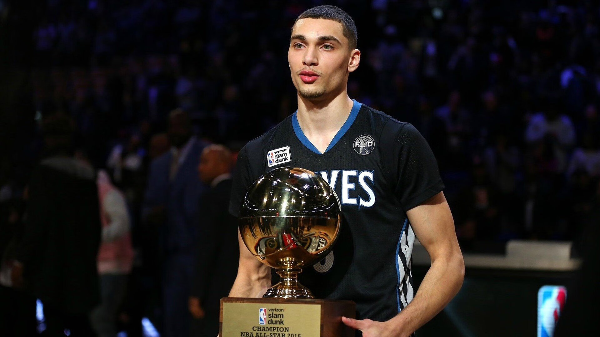 欧冠淘汰赛焦点战，魔术连续得分压制猛龙